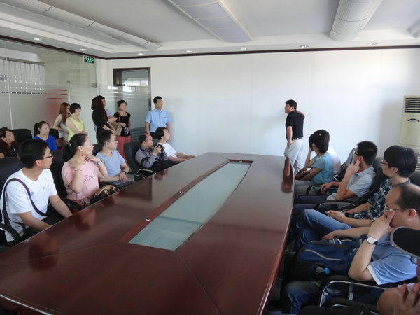 蘇州勝網(wǎng)VIP客戶蒞臨蘇州IDC機房參觀指導(dǎo)